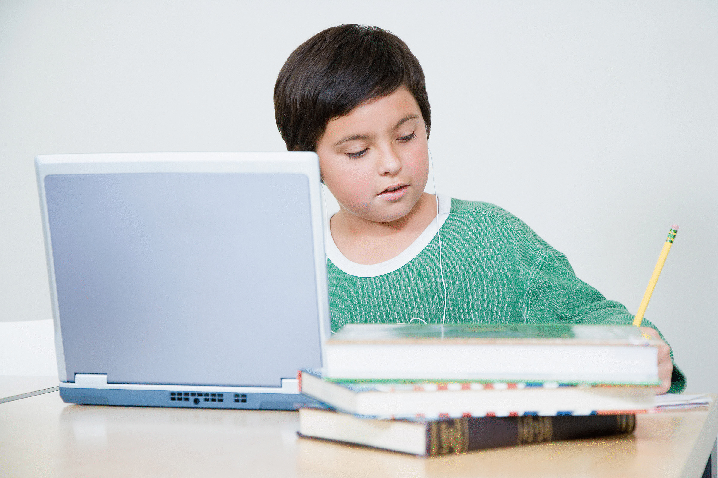 Интернет урок ученик. Компьютер для школьника. Ребенок за компьютером. Мальчик с компьютером. Школьник с ноутбуком.