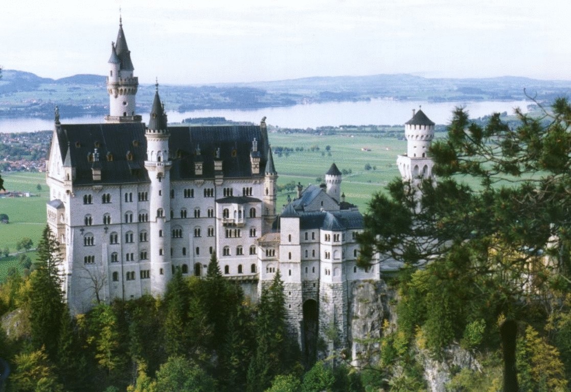 Нойшвайштайн—романтический замок баварского короля Людвига II 