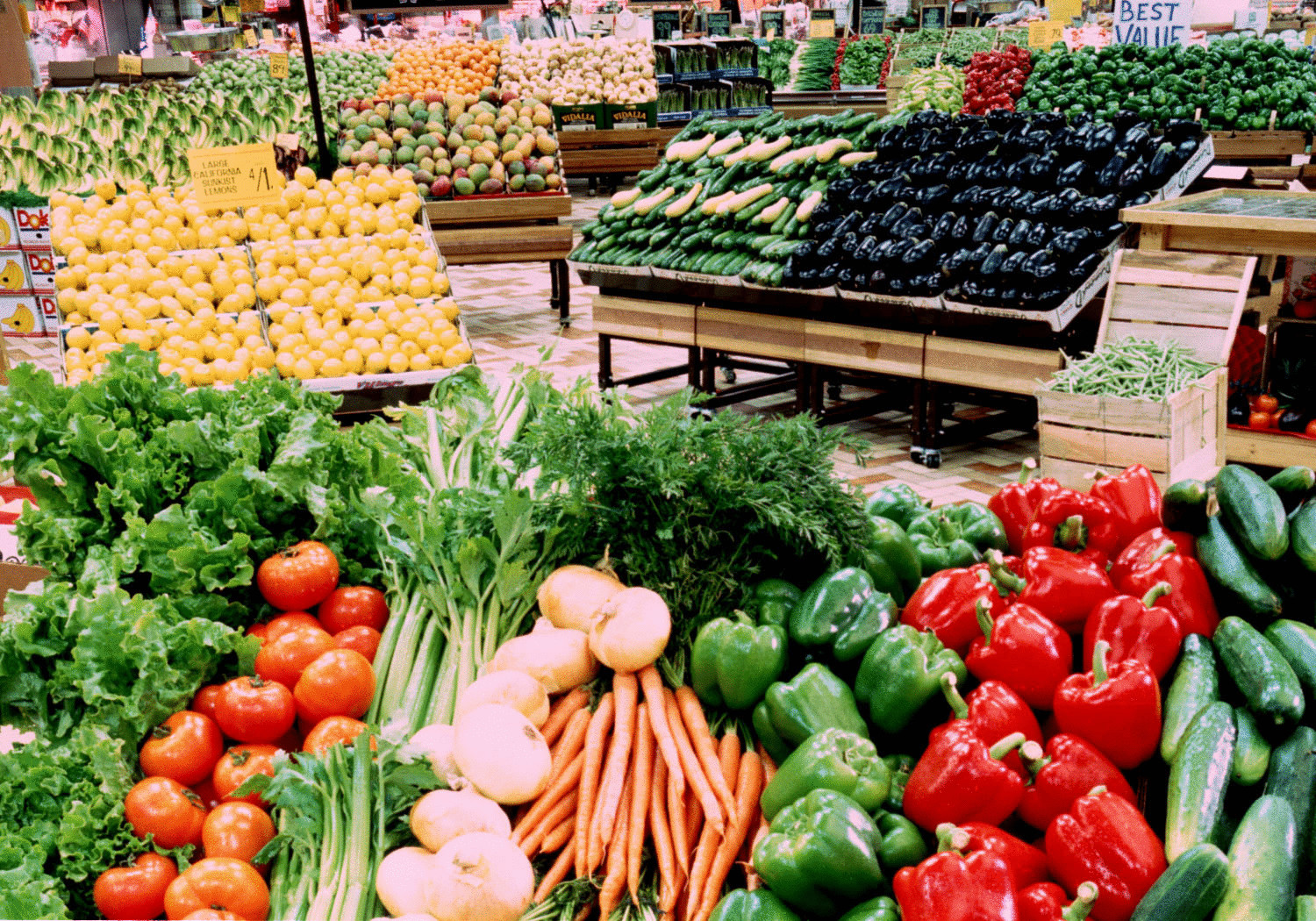 Изобилие овощей и фруктов на рынке