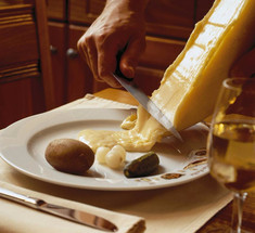 Раклет из сыра, картофеля, маринованных огурцов и хлебцов