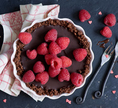 Шоколадный пирог с ягодами: быстрый рецепт