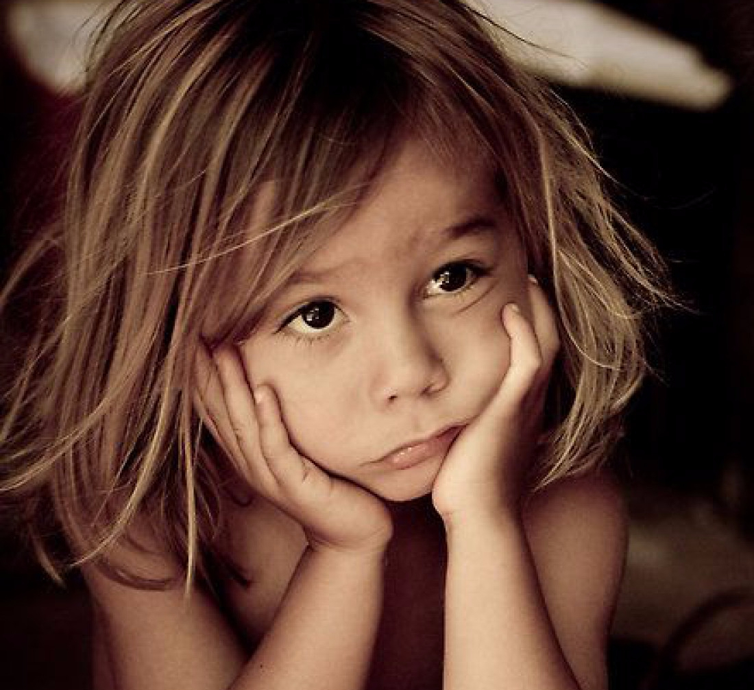 Грустный малыш. Эмоции детей грусть. Жалостливый ребенок. Грустный ребенок. Ребенок плачет.