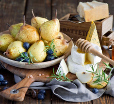 Картофельная галета с грушей и зеленым сыром