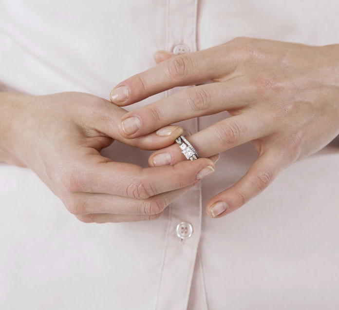 можно ли мерить обручальные. можно ли мерить обручальные. почему нельзя носить чужие кольца. раскатка обручального кольца. нельзя кольца.