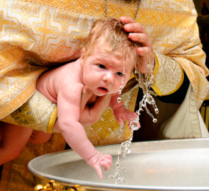 В субботу крестят детей. Крещение младенца. Крещение грудничка. Крещение ребенка фото. Крещение младенца картинки.