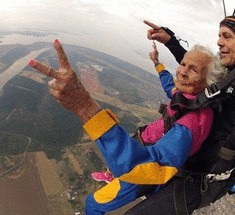 103 года —не помеха прыжкам с парашютом для бабушки Мисси