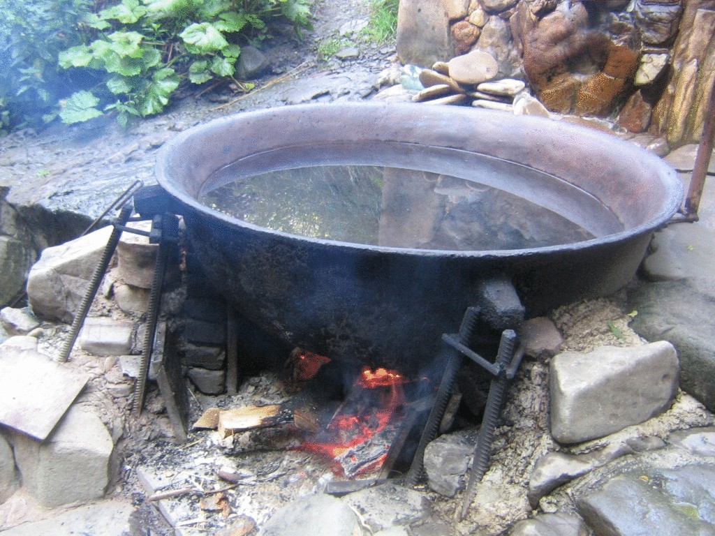 Чан ванна. Лумшоры Закарпатье. Котел для купания. Чан с водой. Котёл большой чугунный.