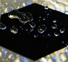 Самый черный материал на Земле не дает тонуть в воде алюминиевому диску