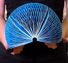 Складной эко-шлем из бумаги для велосипедистов получил премию Джона Дайсона
