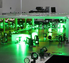 Физики планируют построить лазеры огромной мощности, способные разорвать пустое пространство