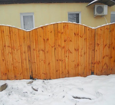 Строим забор зимой: особенности и преимущества