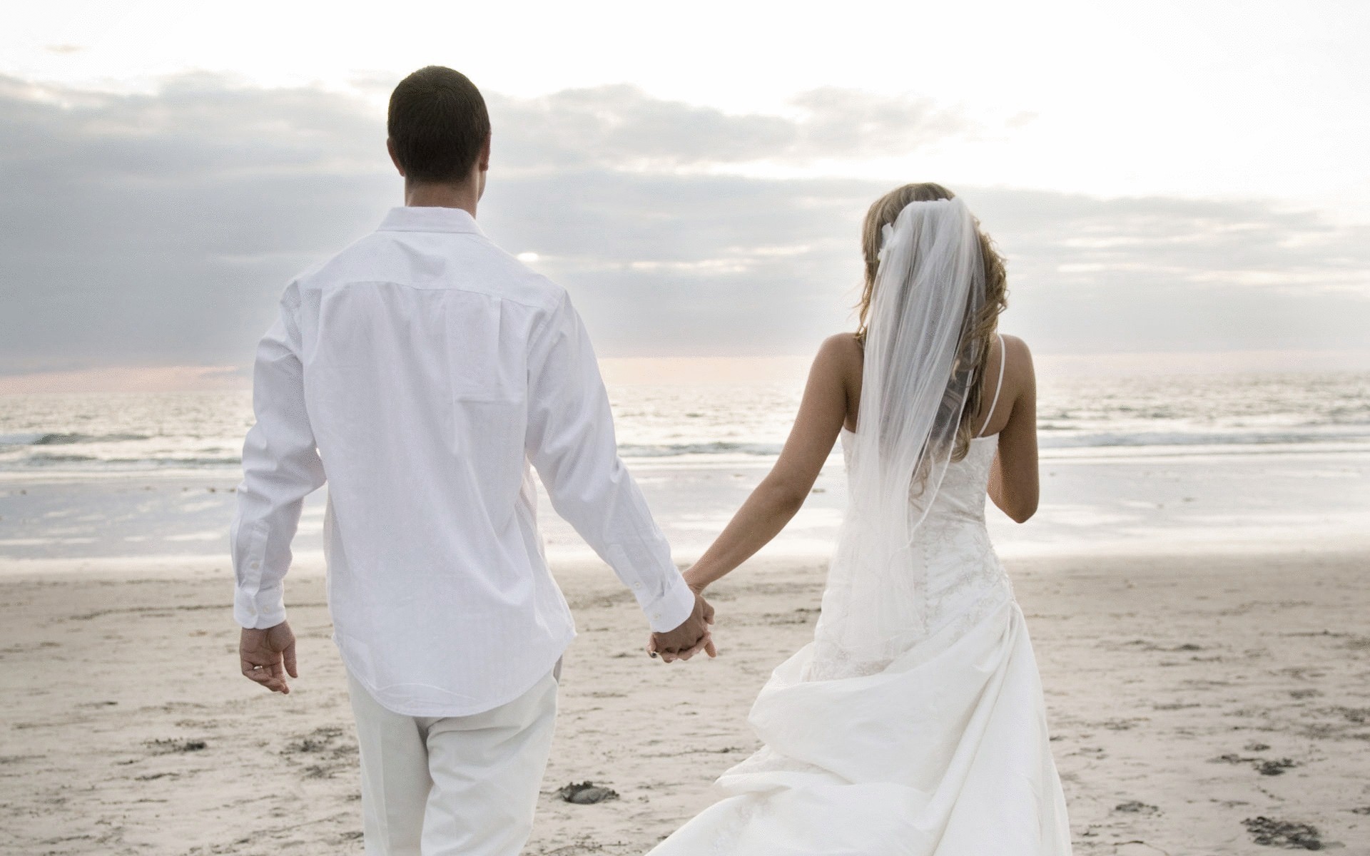 Мужем были в браке уже. Свадебные пары. Любовь брак. Свадьба на море. Жених и невеста.