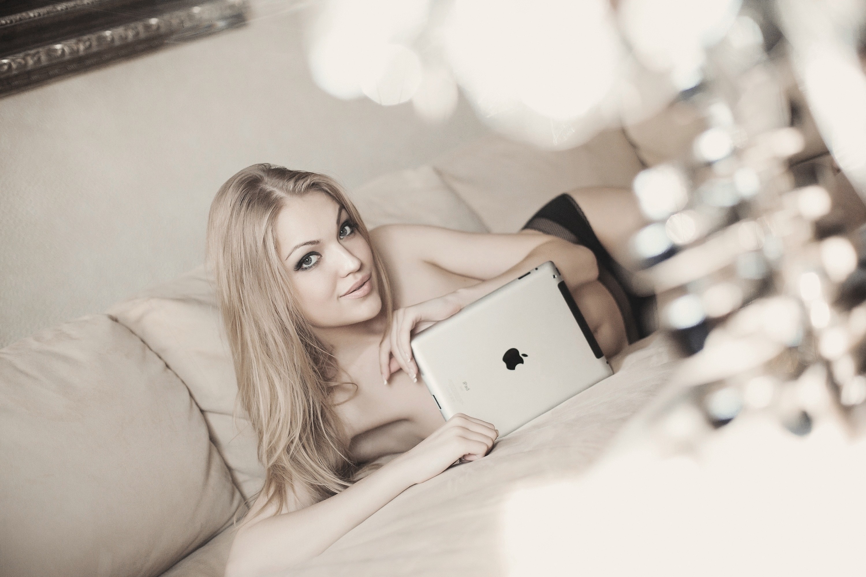 Вебкам блонд. Девушка вебкам модель. Модель ноутбука. Модель за ноутбуком. Модель девушка с ноутбуком.