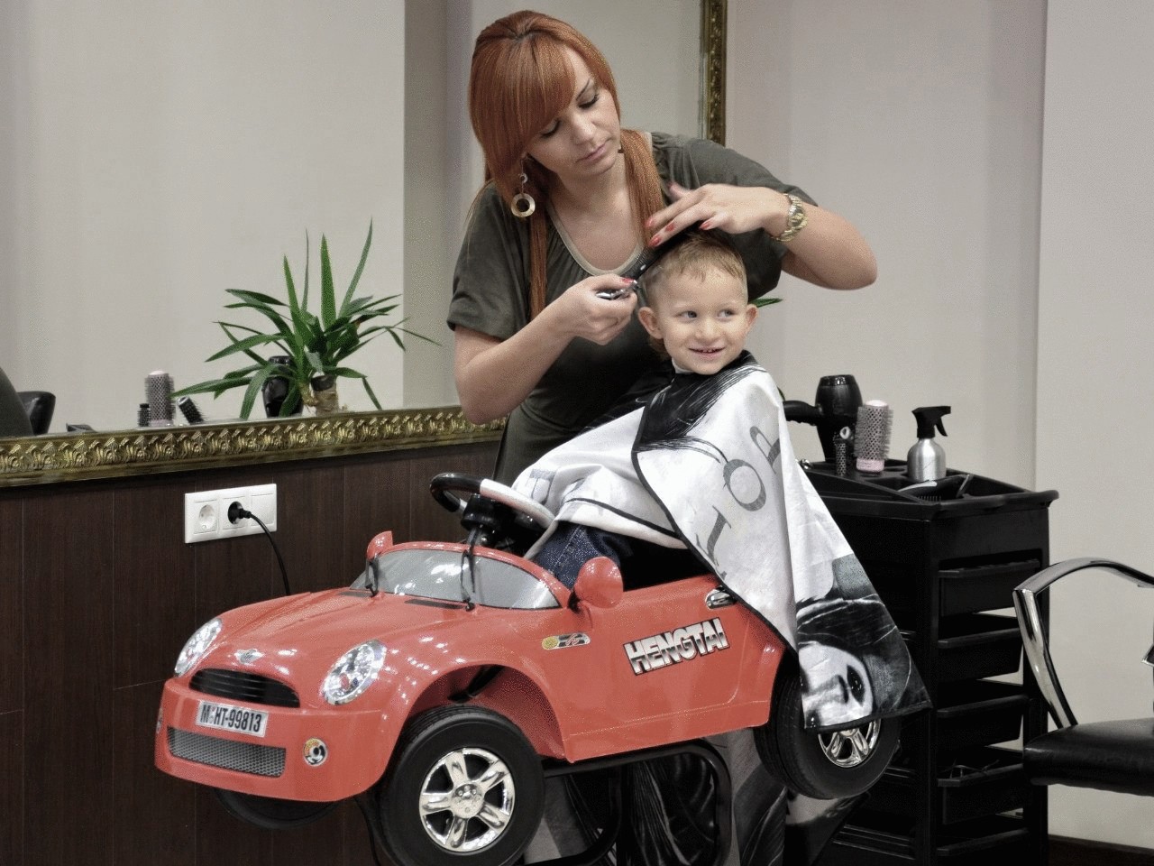 Стрижка ребенка в машинке детская парикмахерская