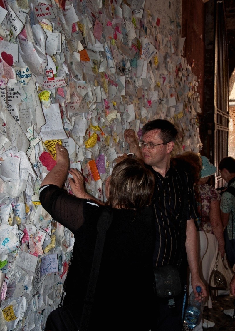 Власти Вероны запретили записки на стенах «дома Джульетты»