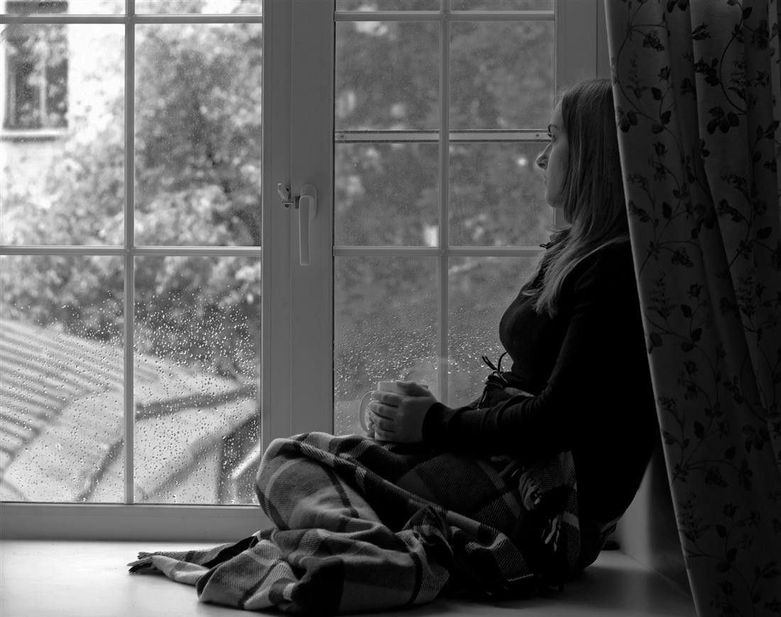 Грустный день грустный день за окнами. Одиночество у окна. Девушка на подоконнике в пледе. Сидит у окна. Грустная женщина у окна.