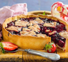 Открытый летний пирог с ягодами