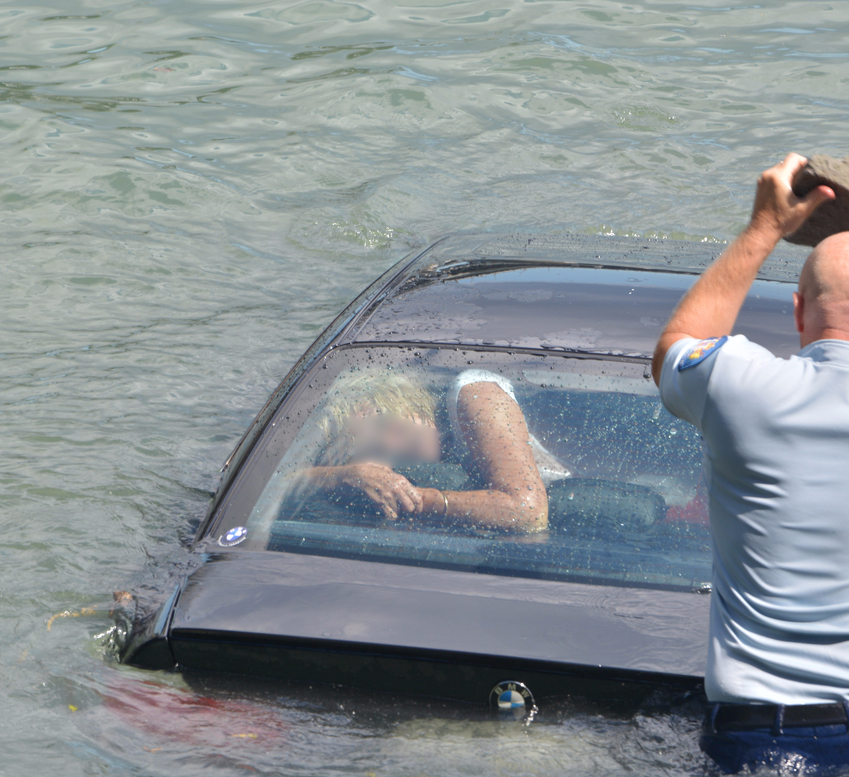 Машина тонет. Тонущий автомобиль. Утопленная машина. Затонувшие машины с людьми. Машина тонет.