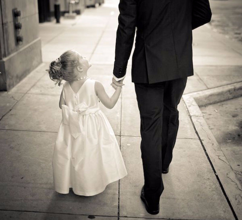 Видимо папа и дочка. Отец и дочь. Фотосессия отец и дочь. Взрослый мужчина и маленькая девочка.