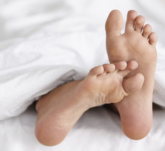 Синдром беспокойных ног: Почему возникает и что делать?