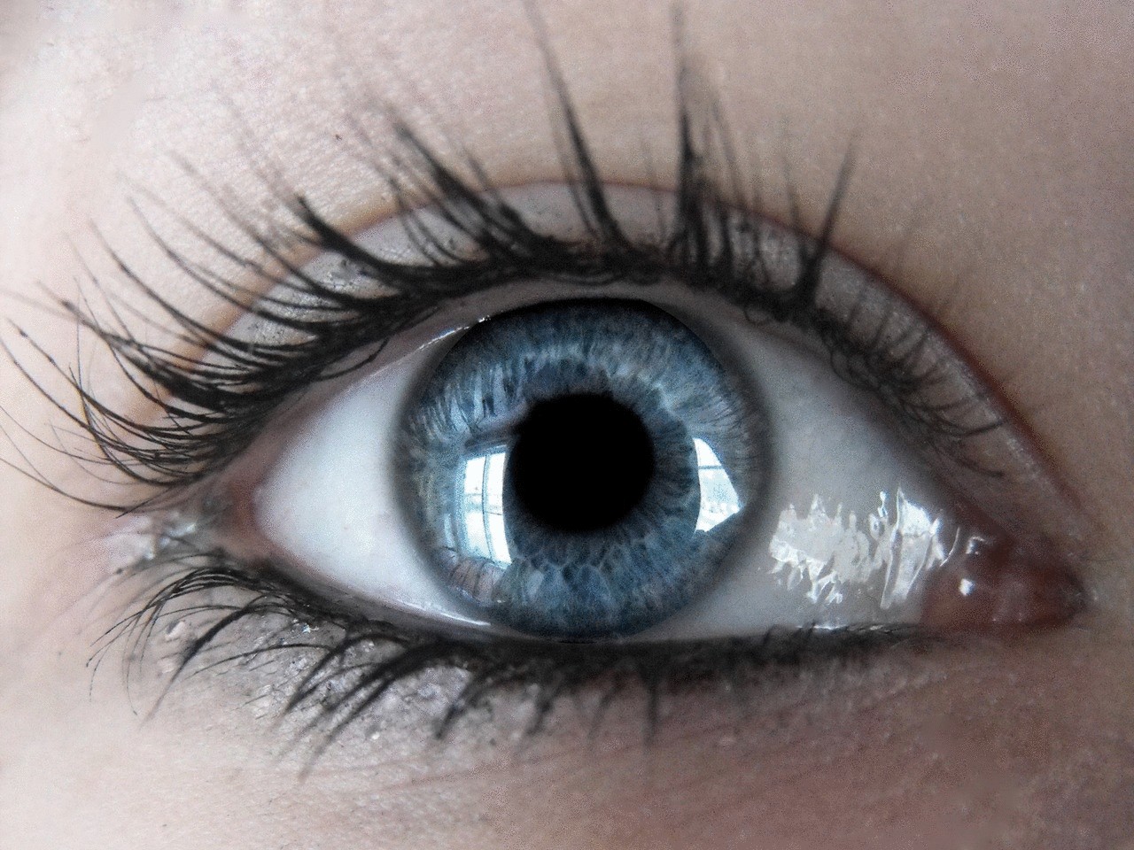 Кристально голубые глаза