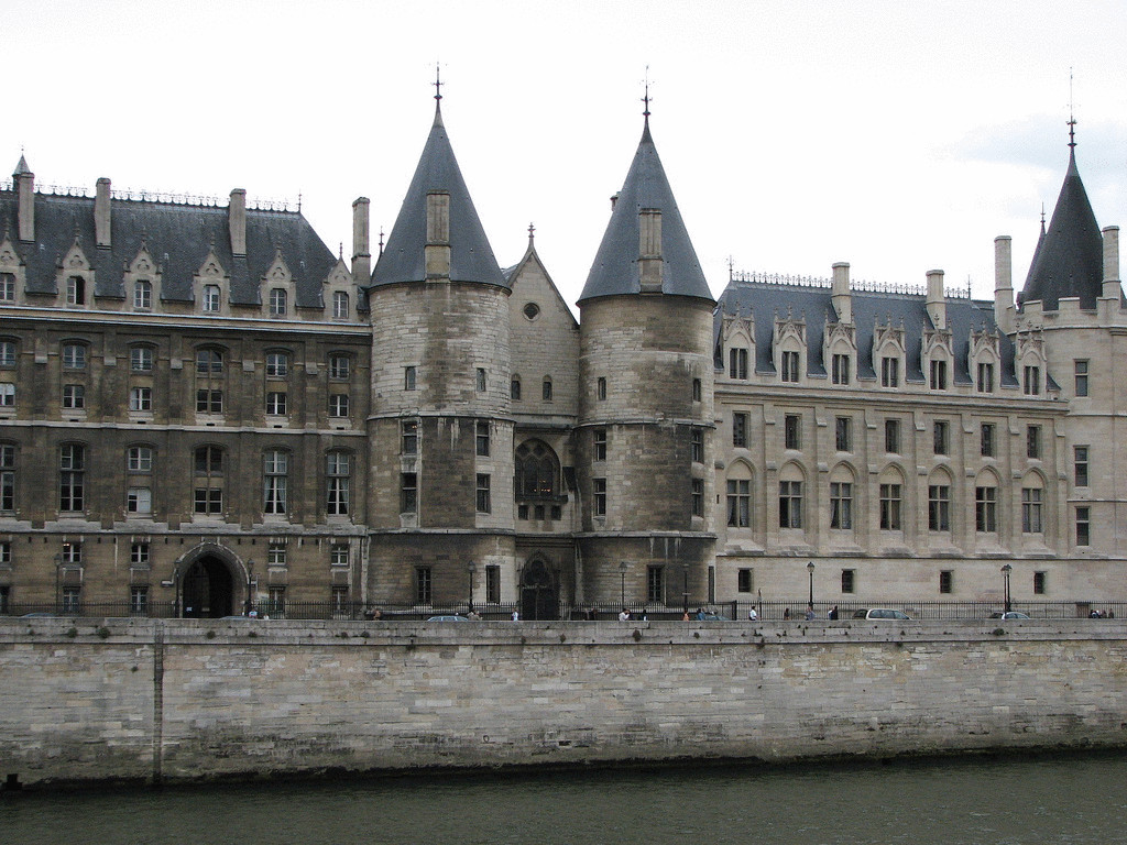Дворец-тюрьма французских монархов