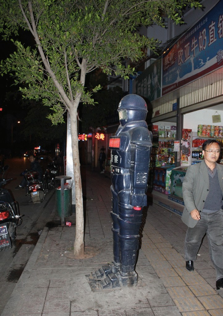 Робот-полицейский в Китае