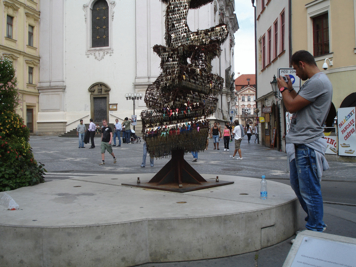 Памятник из ключей в Праге