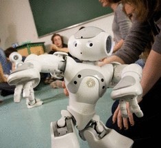5 роботов, которые уже работают в школах + видео