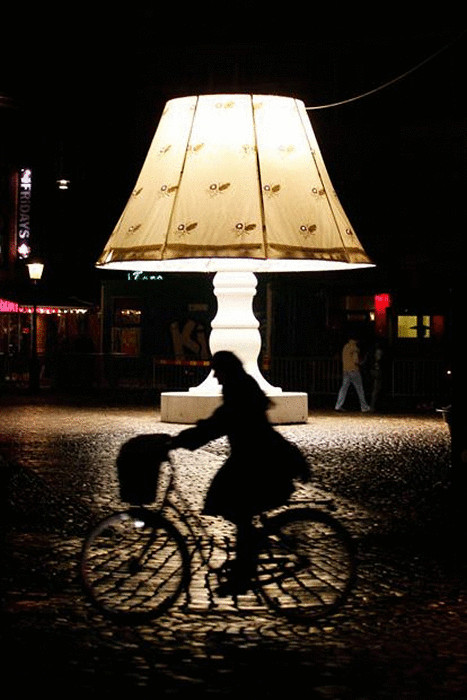 Гигантская говорящая лампа на площади Лилла Торг