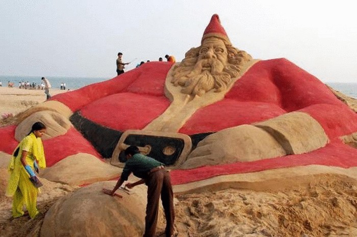 500 Санта Клаусов из песка на пляже в Индии
