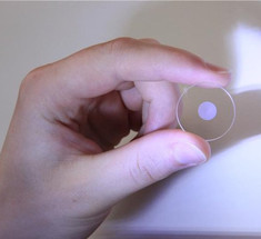 Этот стеклянный диск может хранить 360 терабайт фотографий на протяжении 13,8 миллиардов лет