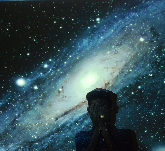 Вселенная на ладони. Разум и вселенная. Подчинить вселенную. Человек вселенная космос. Энергия человека.