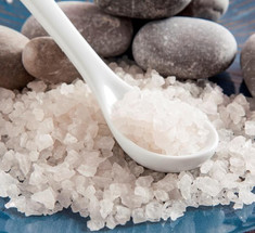 Обтирание солью: лечение и омоложение