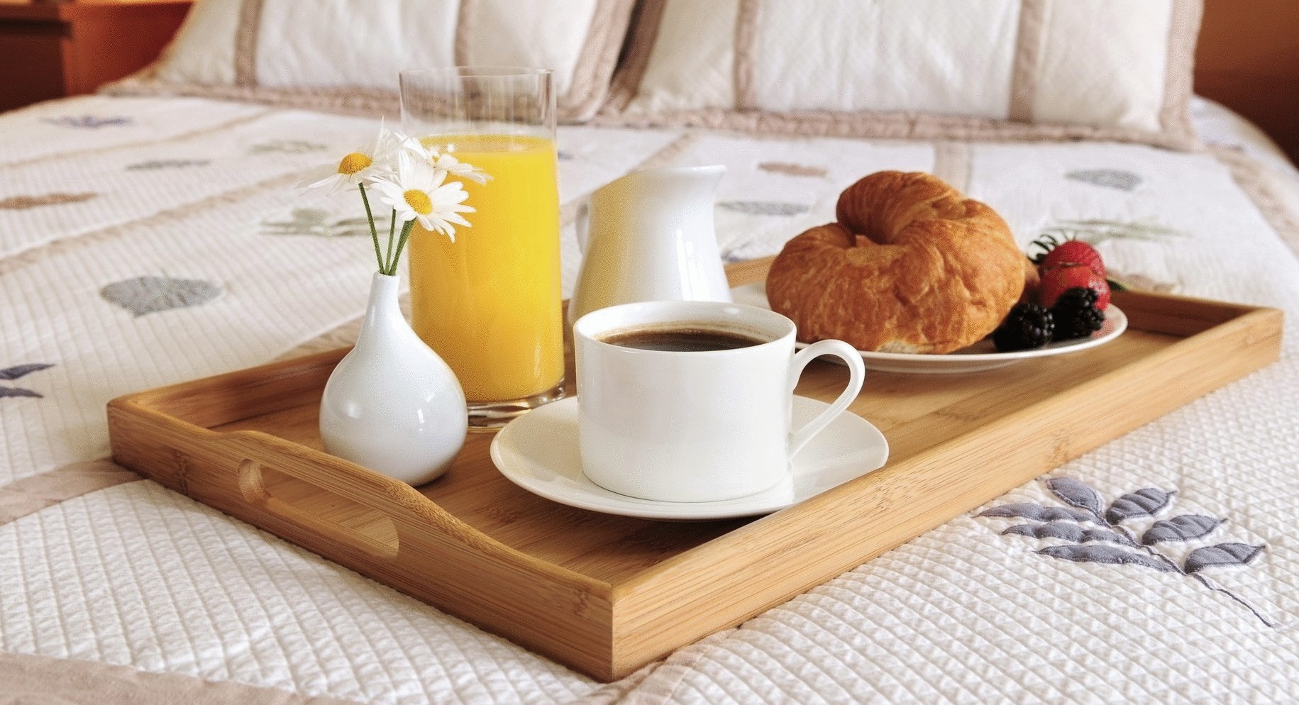 Что нужно чтоб утро. Кофе в постель. Завтрак в постель. Доброе утро кофе в постель. Утренний завтрак.