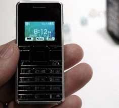 Выпущен самый маленький телефон в мире