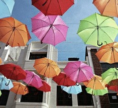 Уникальная инсталляция Umbrella Sky на улицах Португалии