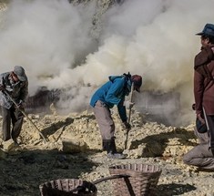 Самая сложная в мире работа - добыча серы в Индонезии