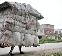 Странный человек-улитка из Китая, который носит свой дом на спине
