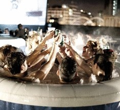 В Лондоне открылся уникальный коллективный кинотеатр в ванной 