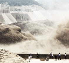 Как происходят зрелищные сбросы воды из водохранилища на реке Хуанхэ?