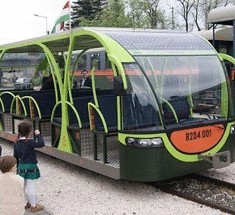 Экологический общественный транспорт. Поезд и автобус, которые работают на солнечной энергии