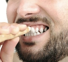 Натуральная зубная щетка, которую делают из веточек
