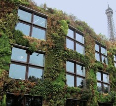 Потрясающий вертикальный сад, украшающий здание в Париже 
