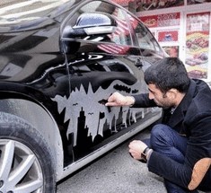 Невероятные рисунки на грязных автомобилях от азербайджанского парковщика