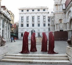 В Венеции установили мистические скульптуры - хранители времени