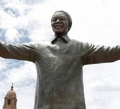 В столице ЮАР вырос 9-метровый Нельсон Мандела из камня