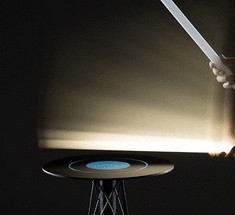Необычный стол может зажигать лампочки на расстоянии