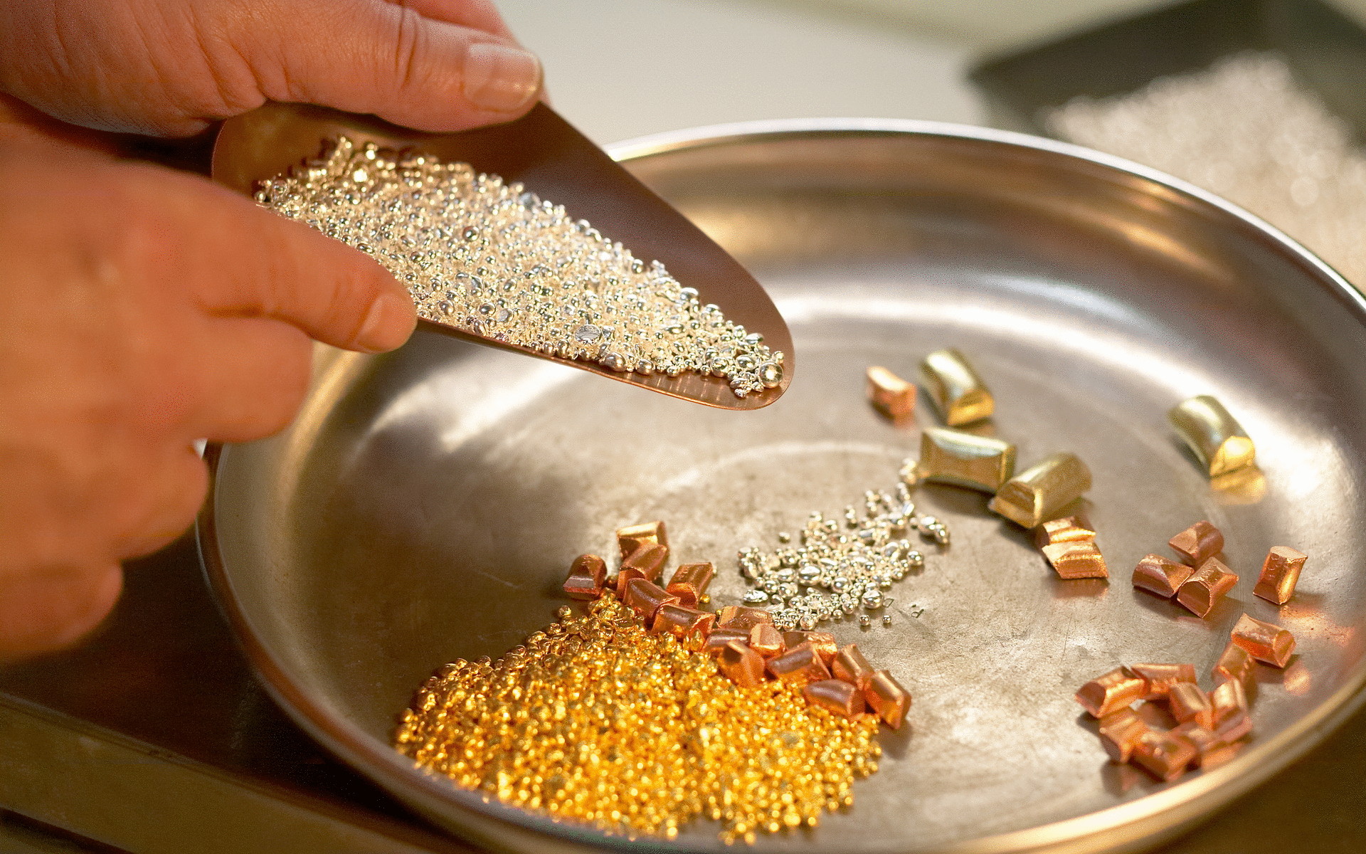 Микробиологи придумали, как добывать золото из обычной воды