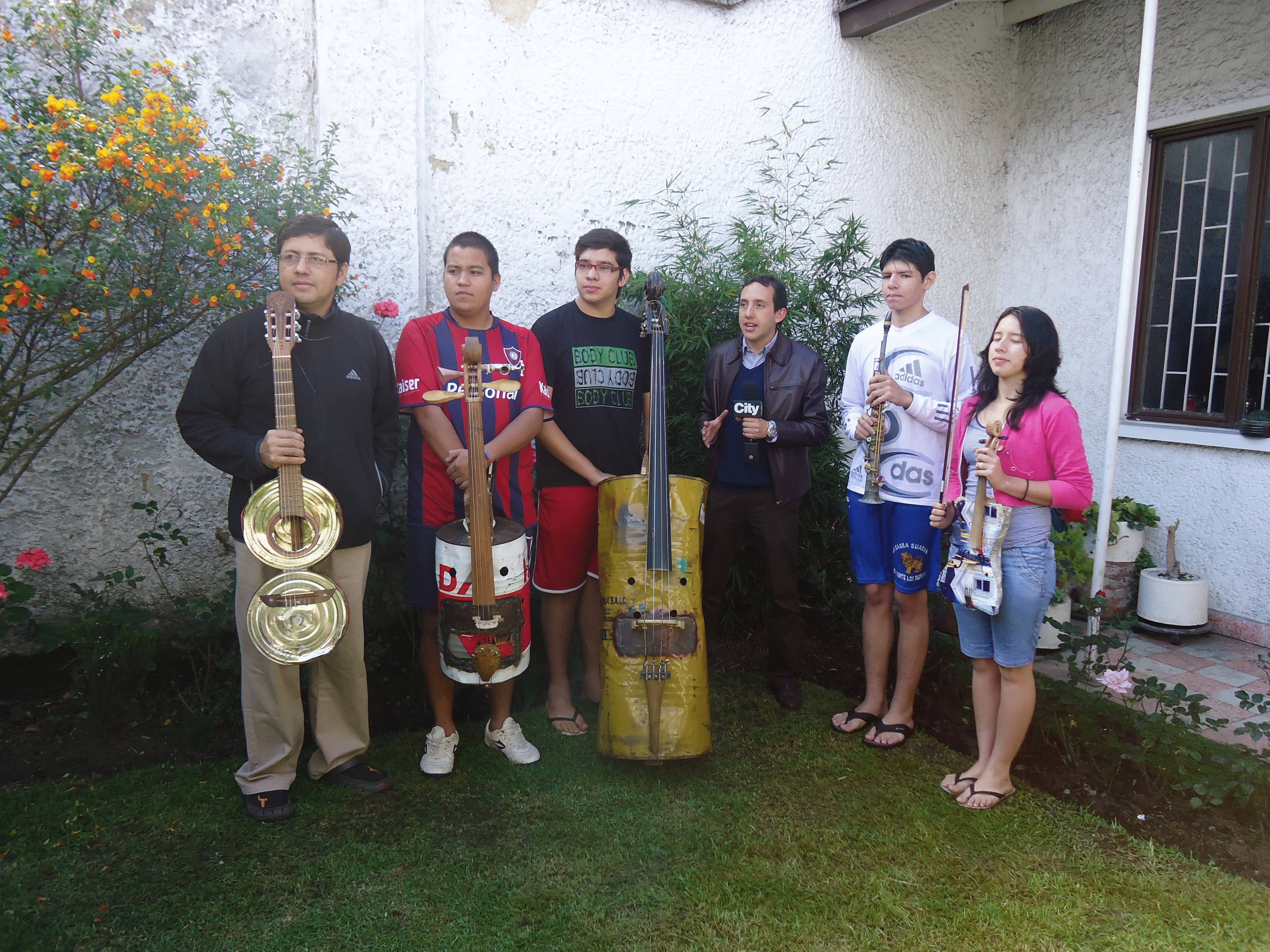 Парагвайский оркестр инструментов, который сделан из отходов
